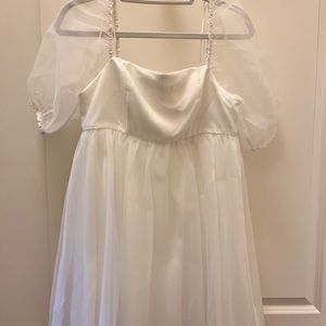 White tulle puffed sleeved dress